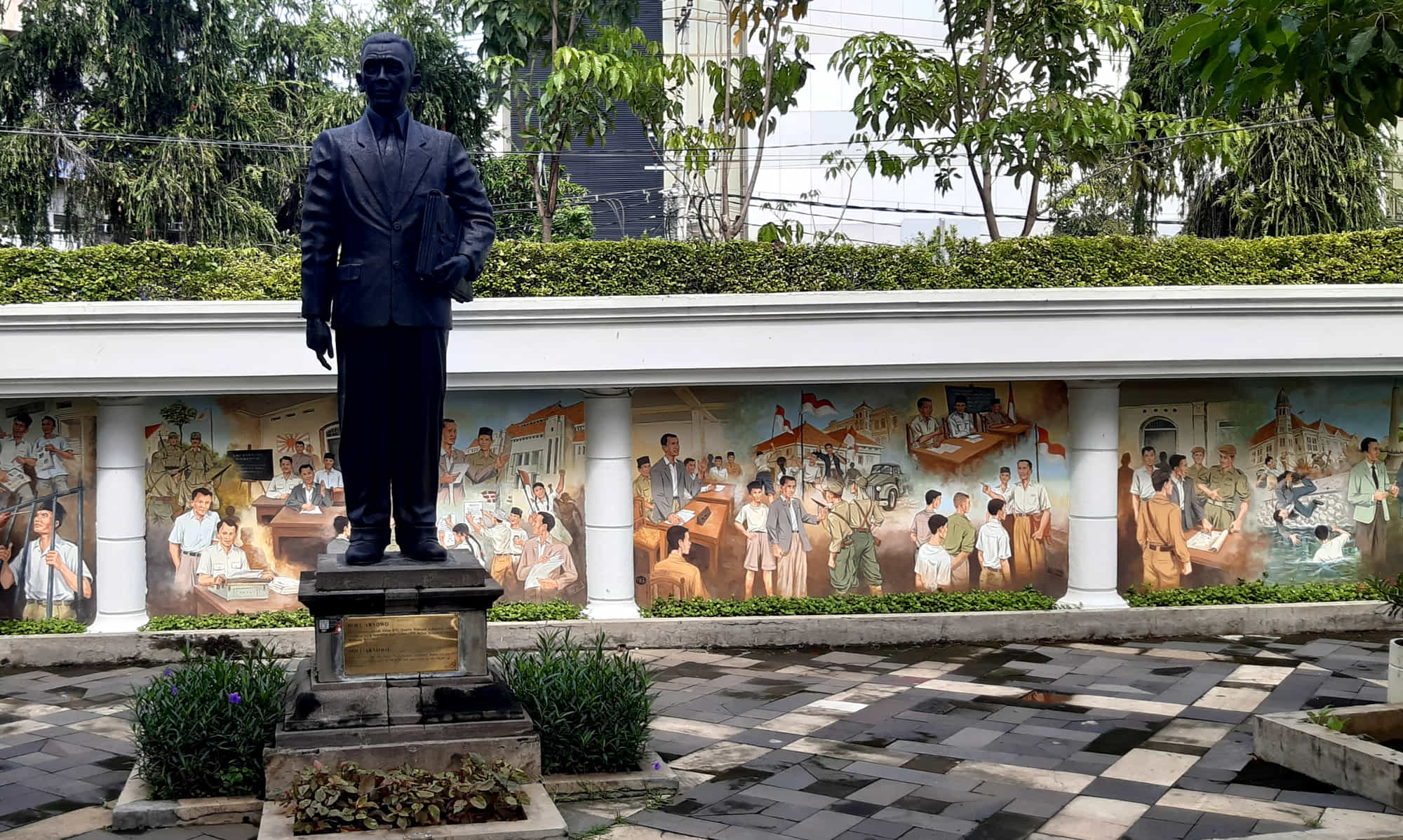 Patung-patung Pahlawan dan Mural Sejarah Perjuangan di Kawasan Tugu Pahlawan
