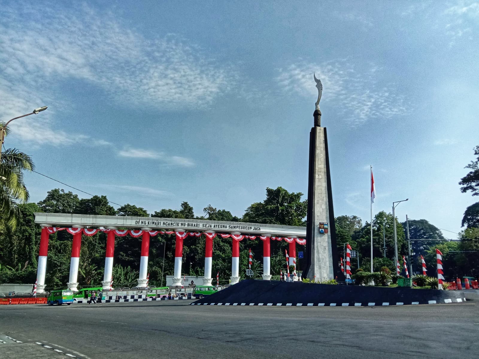 Tugu Kujang dan Tepas Salapan Lawang Dasakreta
